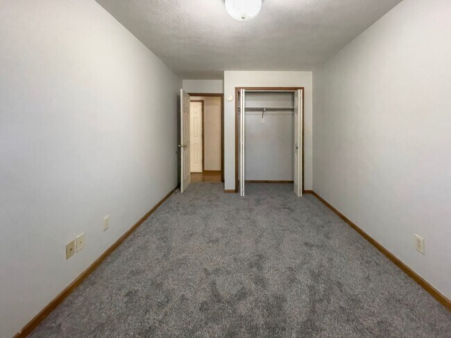 Building Photo - In-Unit Washer and Dryer - Walk the river ...