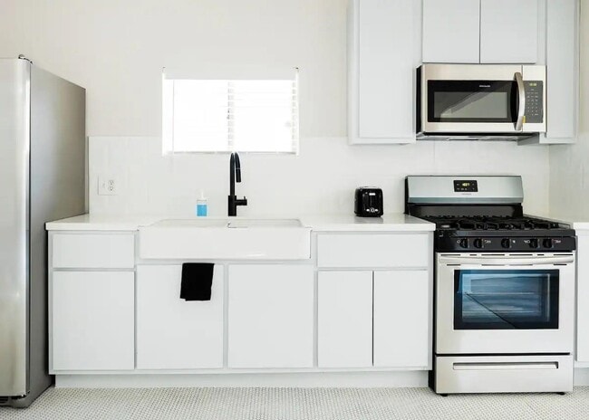 Building Photo - 114 Redan St