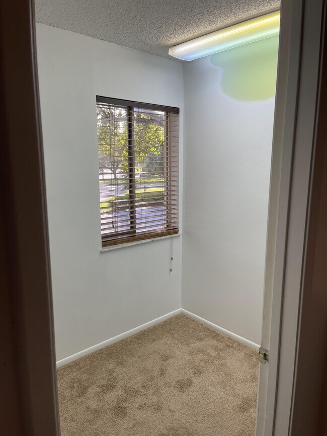 Building Photo - 102 Gardens Dr