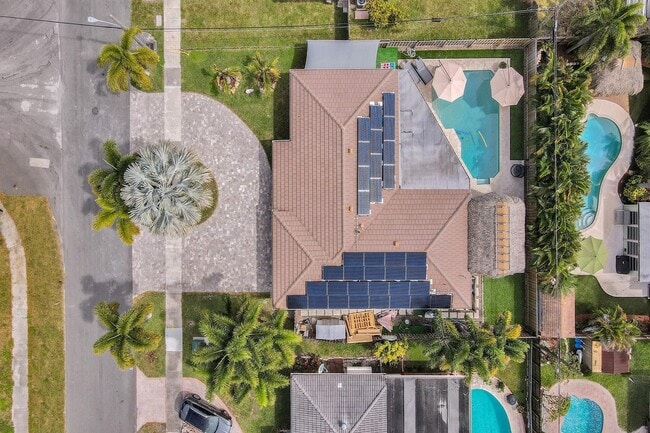 Building Photo - 470 SE 4th Ct