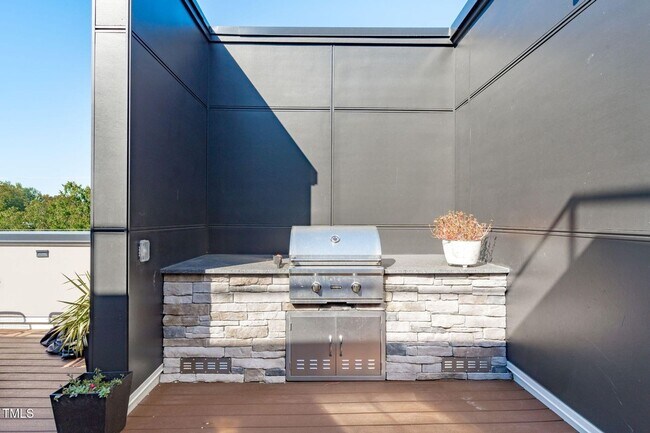 Building Photo - **OFFERING 50% OFF THE FIRST MONTH'S RENT*...