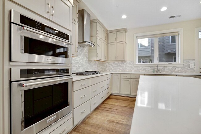 Building Photo - 3 Bed 3.5 Bath - Bethesda Montgomery Row Townhouse - Move in Ready