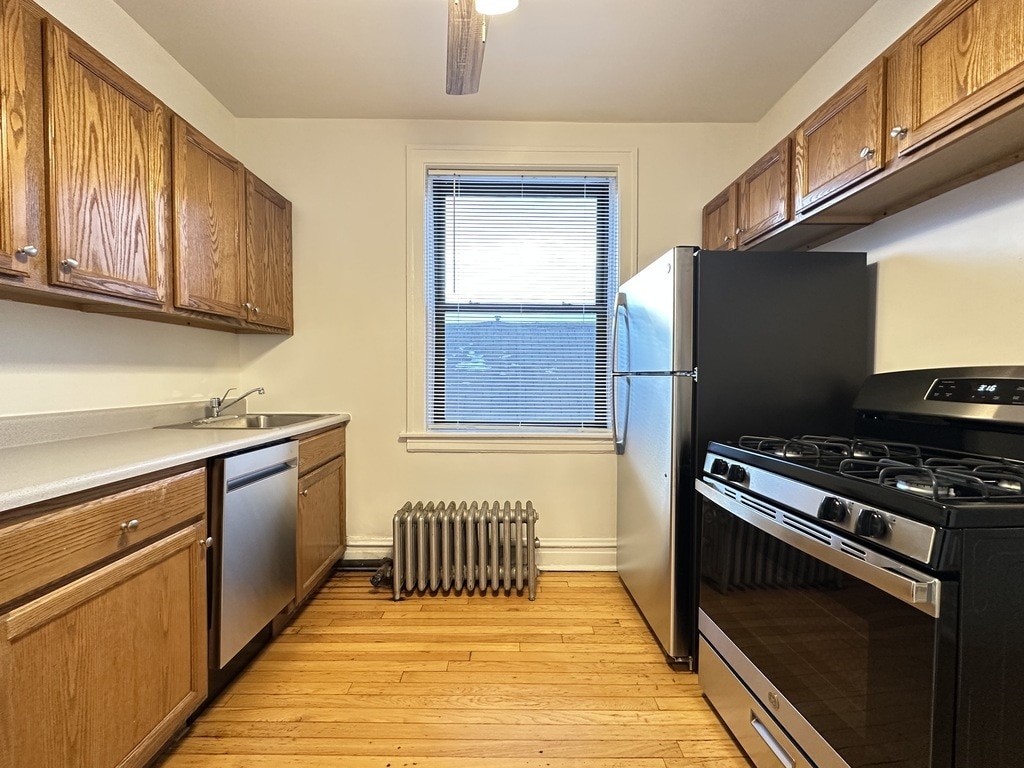 Building Photo - 1913 W Larchmont Ave