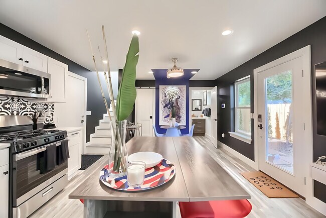 Building Photo - 1503 E 3rd St