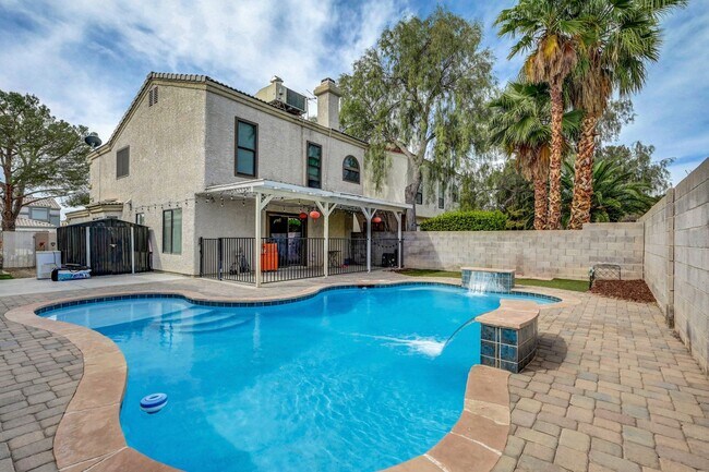 Building Photo - 3 bedroom home with pool!!