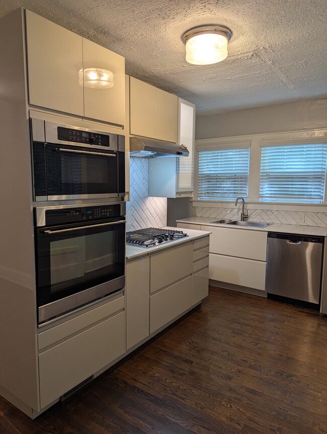 Building Photo - 720 Berne St SE Apt B