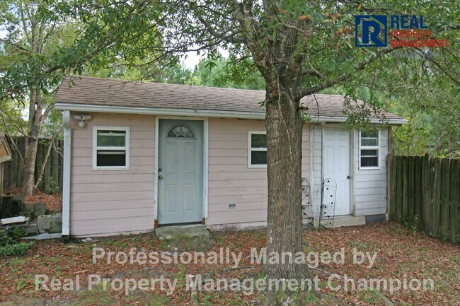 Building Photo - Spacious 3 BD/3 BA Home with Open Floorpla...