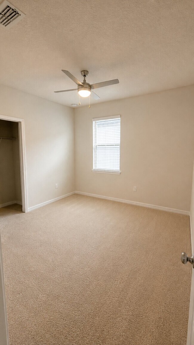 Building Photo - 2634 E Lake Pointe Dr