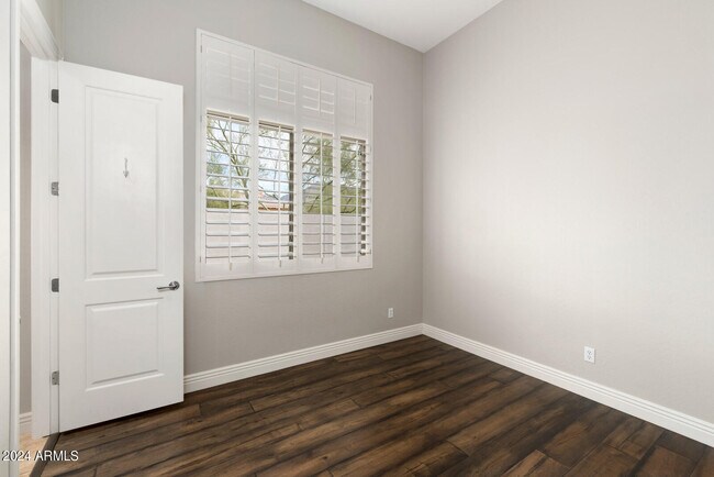 Building Photo - 9901 E Edgestone Dr