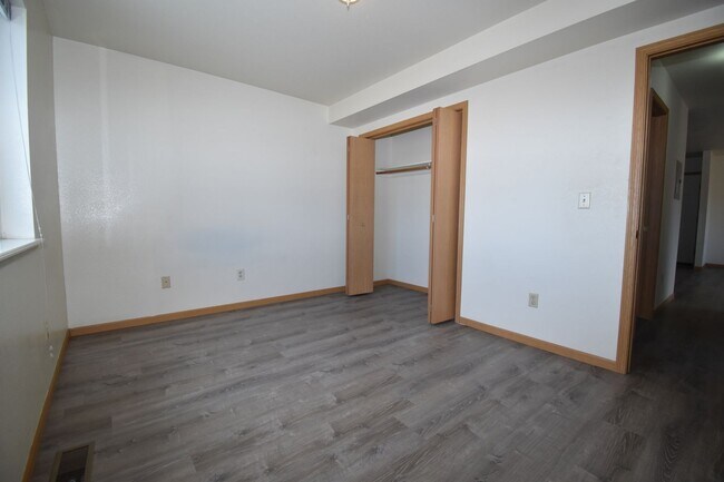 Building Photo - Beautiful 2 bedroom apartment with attached garage!