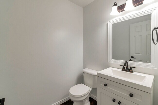 Building Photo - REFRESHED 5-Bedroom Home in Desirable Draper - Pet Friendly - NEW CARPET UPSTAIRS | Refreshed kit...