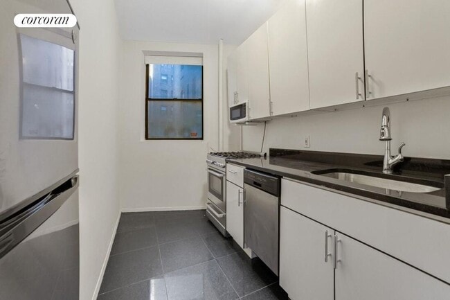 Building Photo - 234 E 50th St