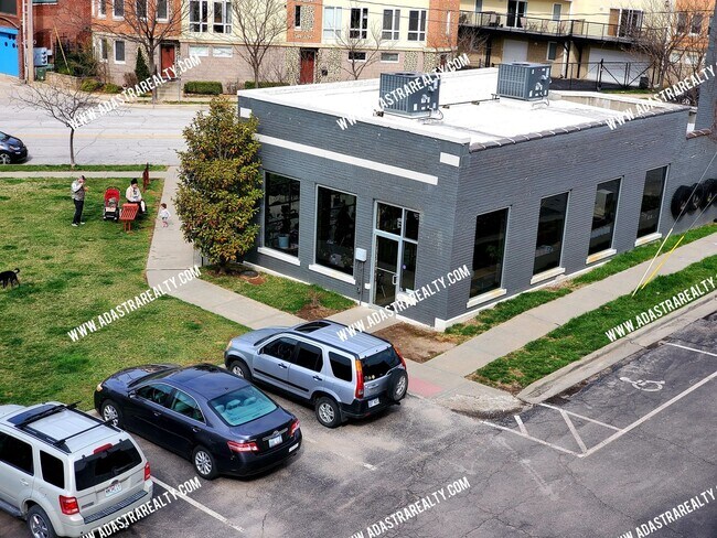 Building Photo - 3001 Gillham Rd