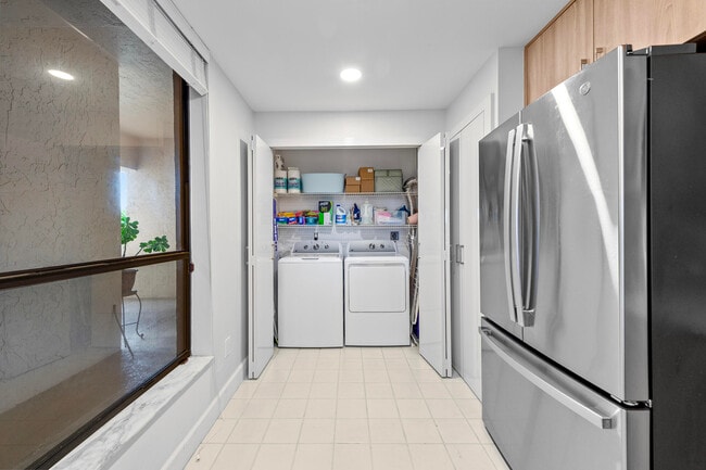 Building Photo - 7460 La Paz Blvd