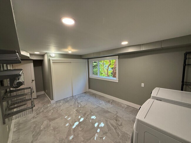 Building Photo - Stunning 4 Bed 4 Bath Home Steps from Golden Gardens in Ballard with MIL Suite