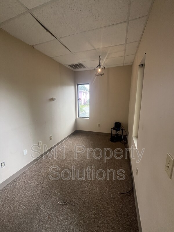 Building Photo - 2312 S Main St