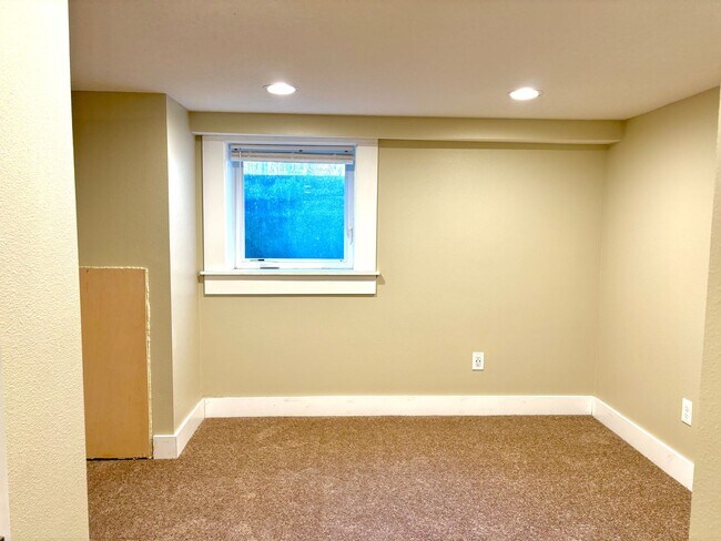 Building Photo - Portsmouth Neighborhood Updated 3-Story Ho...