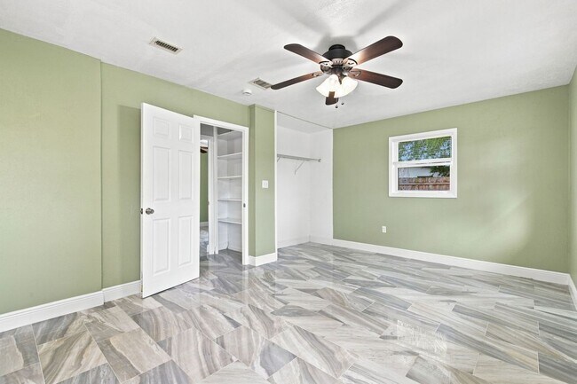 Building Photo - 2267 Robinhood Dr