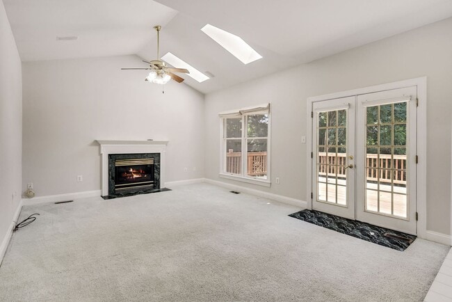 Building Photo - 3 Bed 2 Full Bath 2 Half Bath - Silver Spring Colonial - Military clause supported