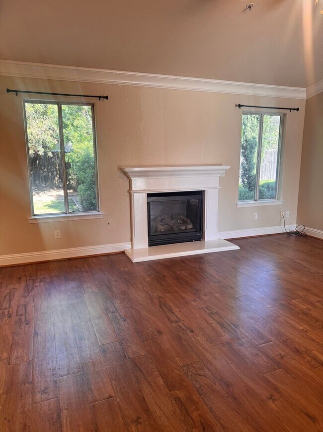 Building Photo - Charming 3 Bed/ 2 Bath Home. AVAILABLE NOW!!!!