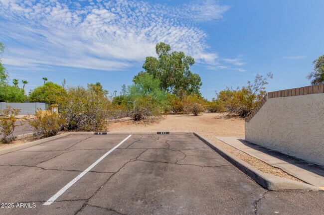 Building Photo - 811 E Eugie Ave