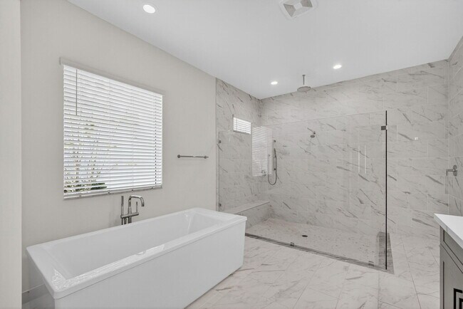 Building Photo - 9288 Crestview Cir