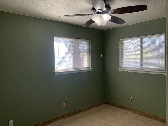 Building Photo - 212 E Valley Rd