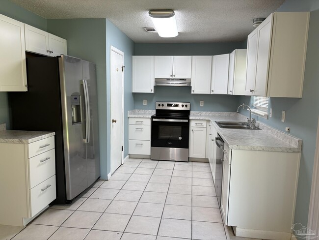 Building Photo - 3255 Maplewood Dr
