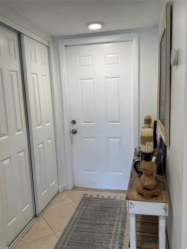 Building Photo - 8014 NW 15th Manor