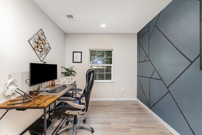 Building Photo - 1700 Delaford Cir