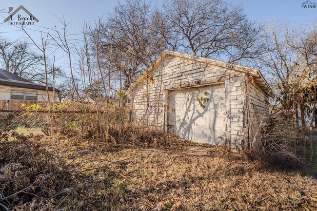 Building Photo - 603 E 4th St