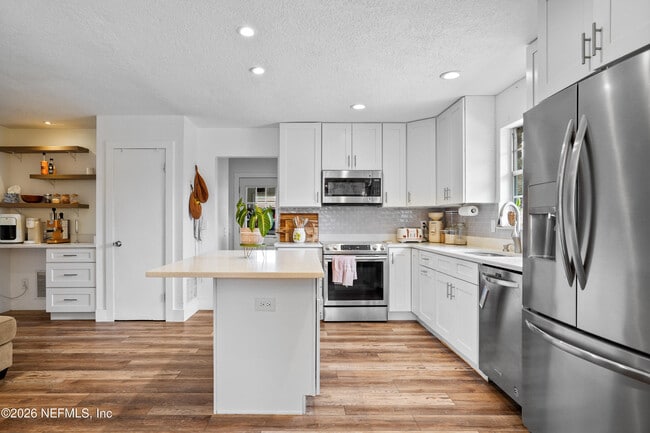 Building Photo - 6717 Lenczyk Dr