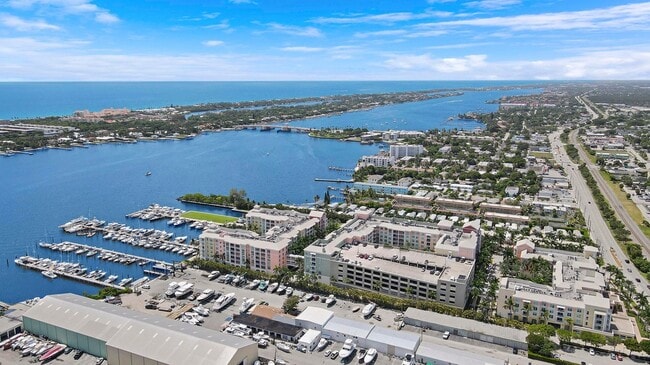 Building Photo - 806 E Windward Way