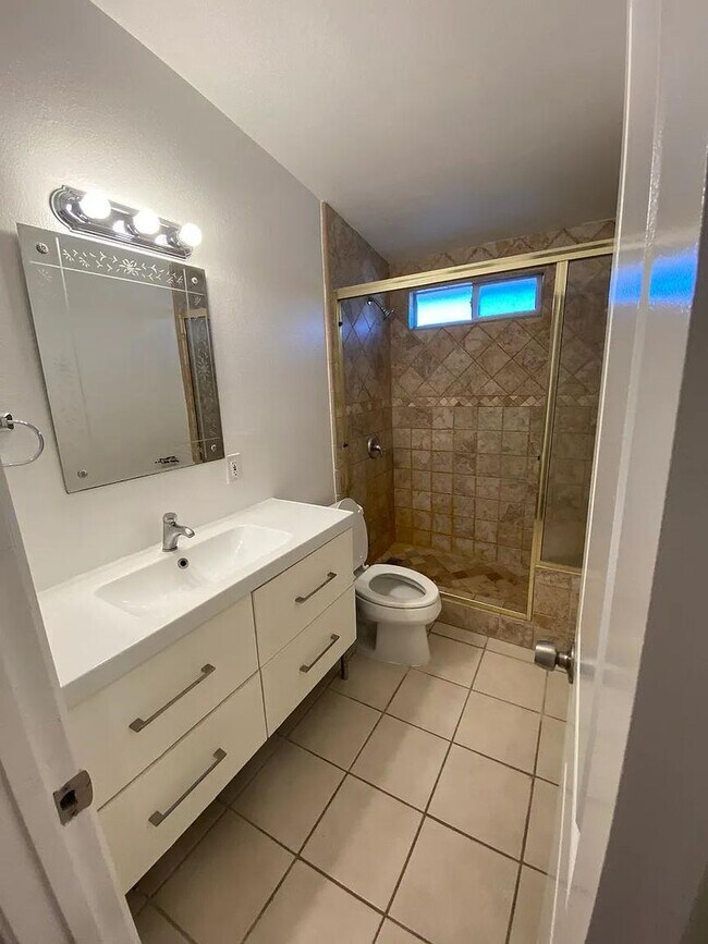 Building Photo - Central costa Mesa 5 bdrm home