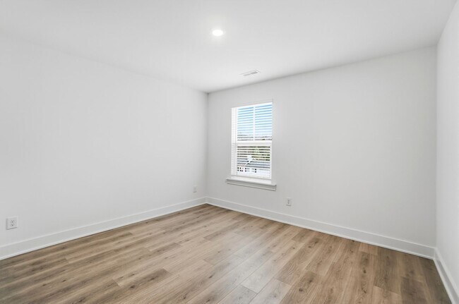 Building Photo - New Construction Townhome Minutes from Uptown