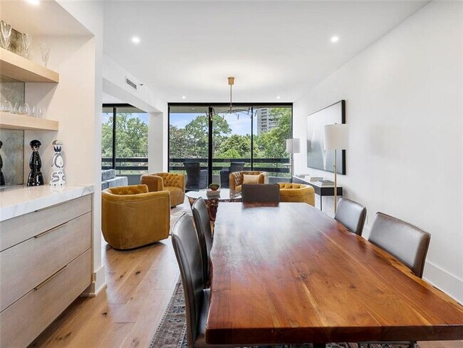 Building Photo - 2660 Peachtree Rd NW