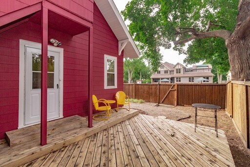 private backyard and deck - 54 Pascal St S