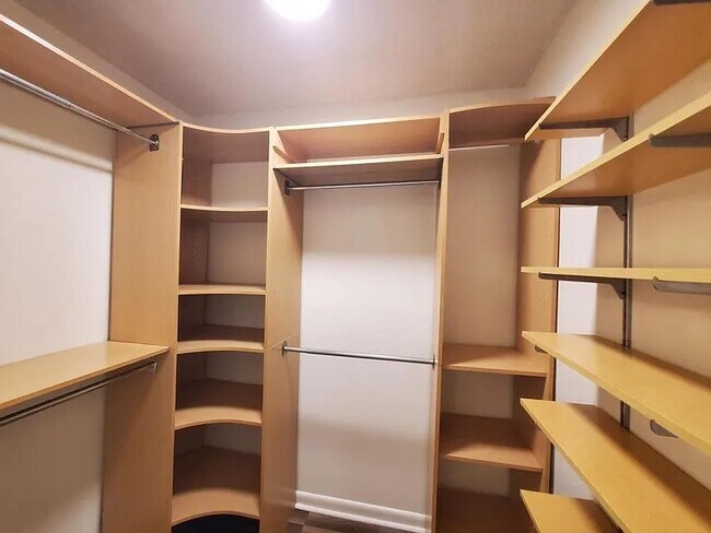 Building Photo - 504 Robin Ln