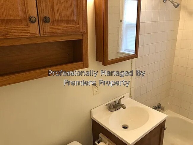 Building Photo - 2 Bed 1 Bath