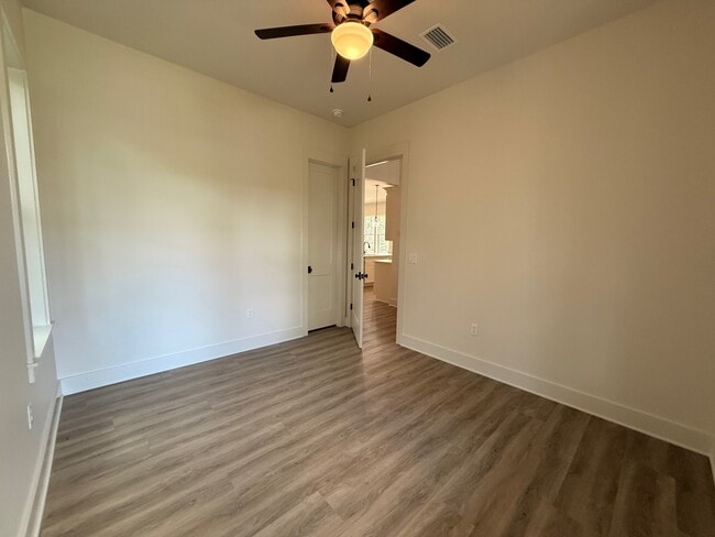 Building Photo - 220 Greenbriar Ln