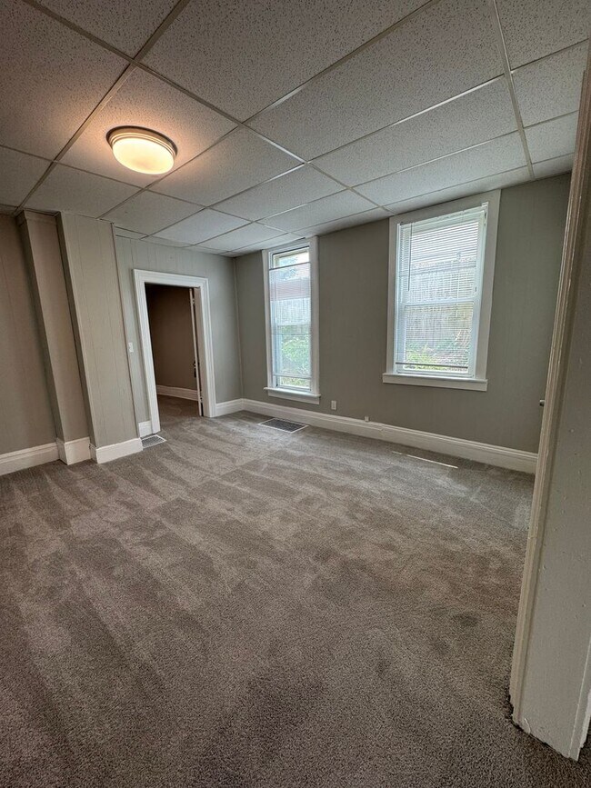 Building Photo - Spacious Four Bedroom House Close to Downt...