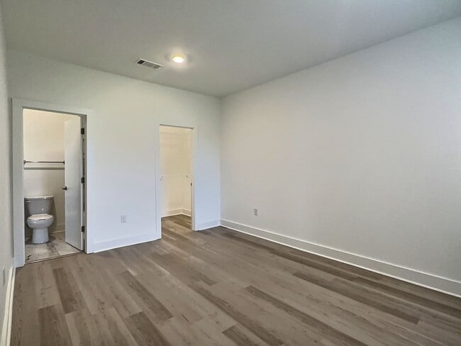 Building Photo - Flat for Rent in Hampstead! First month’s rent FREE!