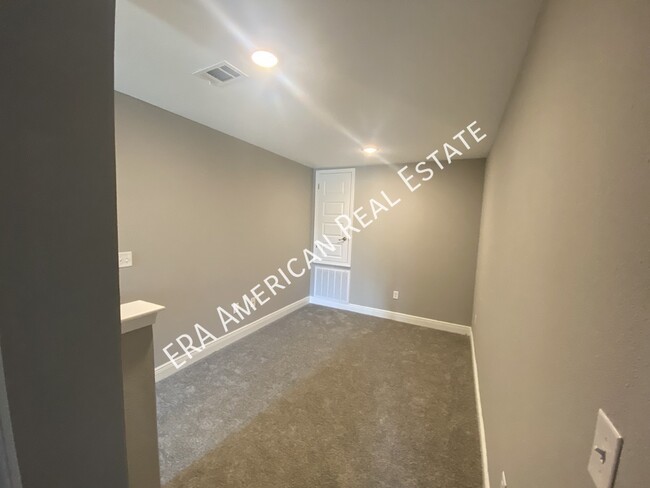 Building Photo - 957 Skylark Rd