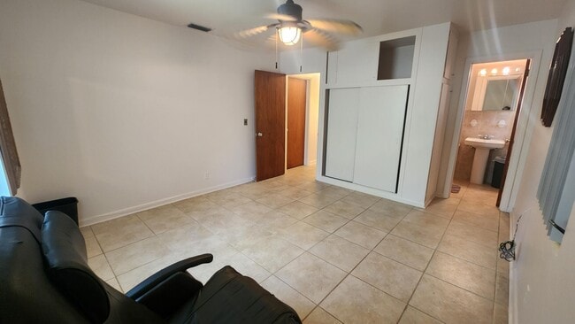 Building Photo - 225 E Ilex Dr