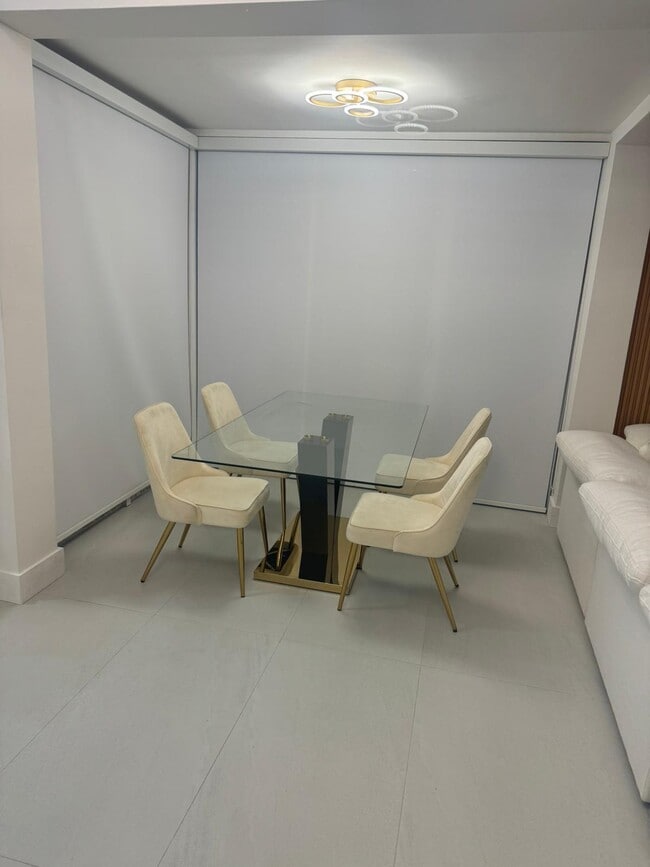 Building Photo - 18 Selby Ln