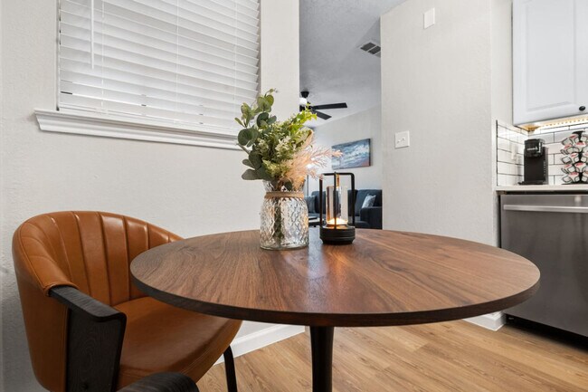 Building Photo - 1700 Crestpoint Dr