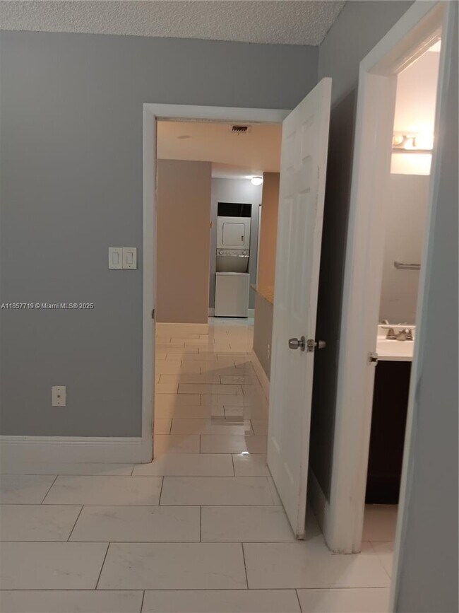 Building Photo - 6040 Shaker Wood Cir