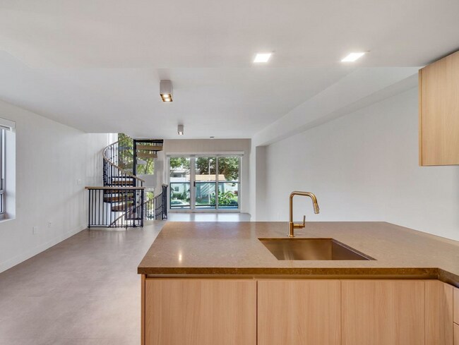 Building Photo - 1500 Bay Rd