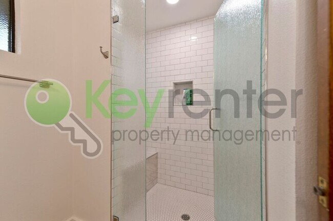 Building Photo - 9635 Oak Leaf Way