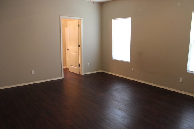 Building Photo - 5001 Raintree Cir